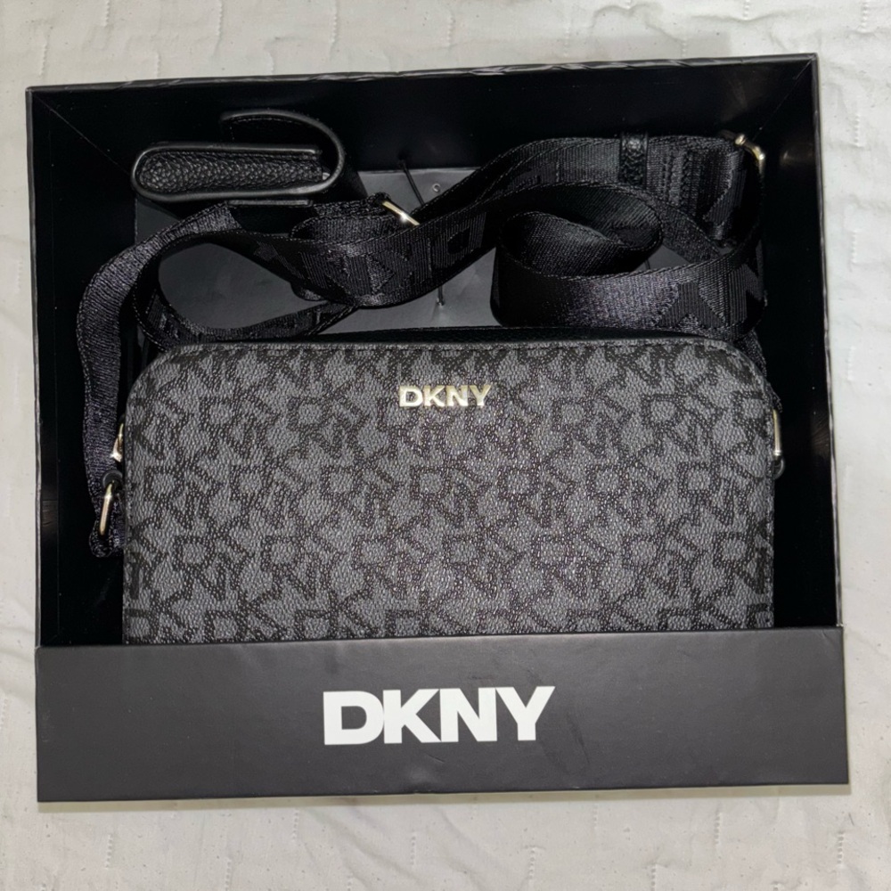 DKNY TUTU DZ Camera Crossbody Bag w/ Airpod Holder